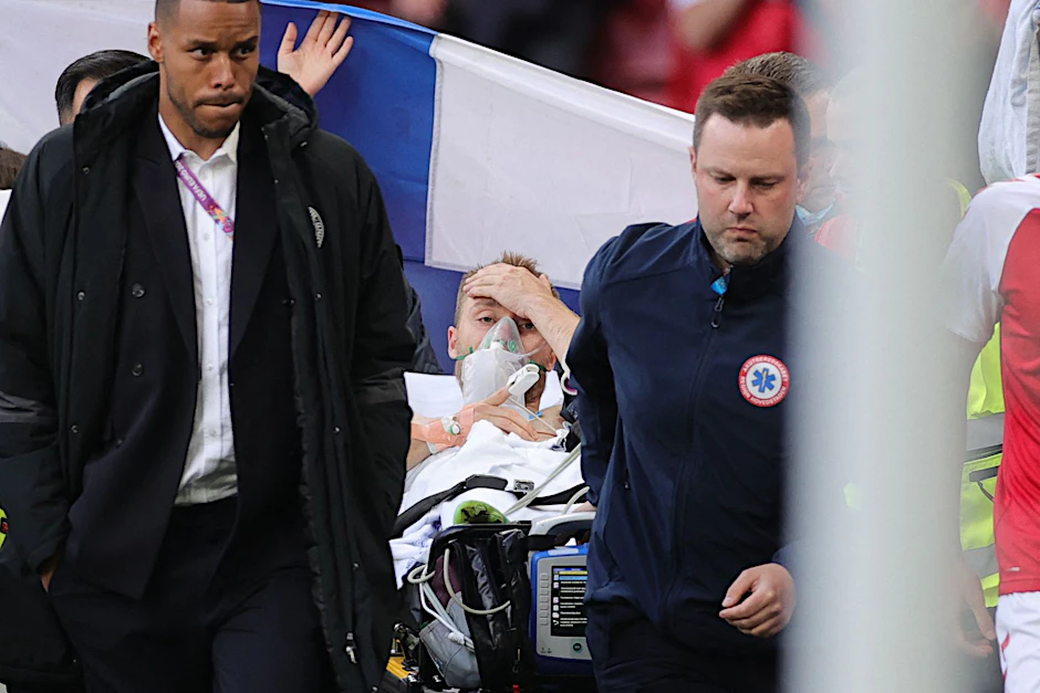 Christian Eriksen wird aus dem Stadion ins Krankenhaus gebracht.
