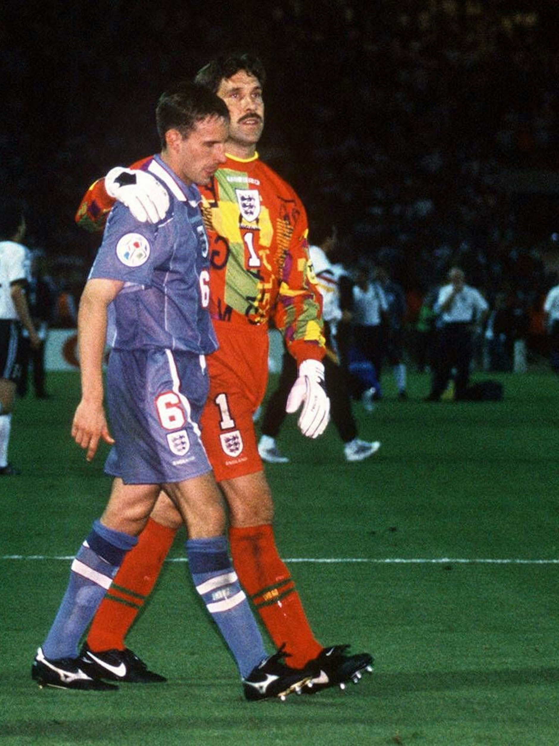 Englands Torwart David Seaman (r.) tröstet Gareth Southgate nach dessen verschossenem Elfmeter gegen Deutschland.