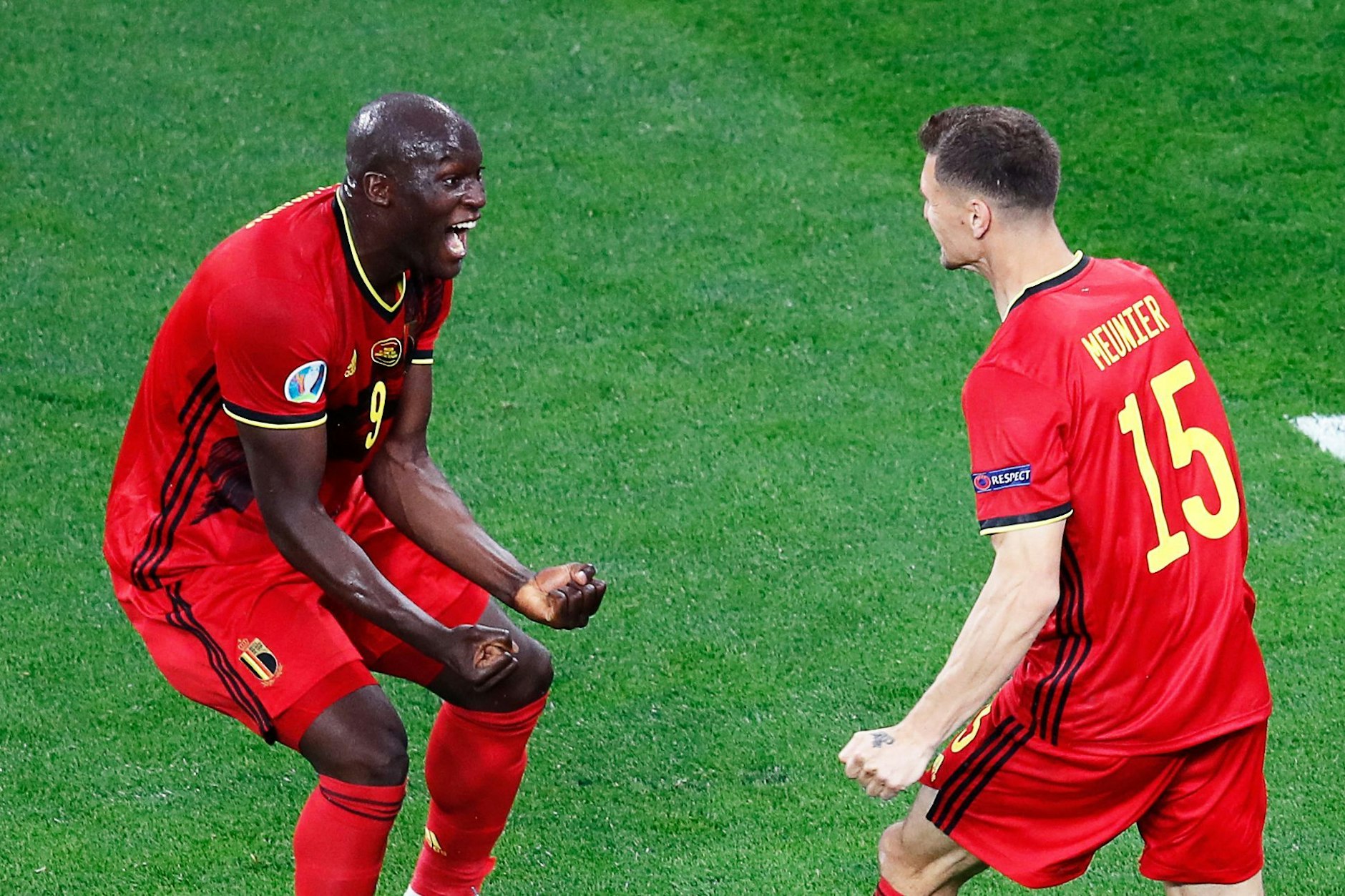 Thomas Meunier (r.) feiert mit Romelu Lukaku seinen Treffer zum 2:o.