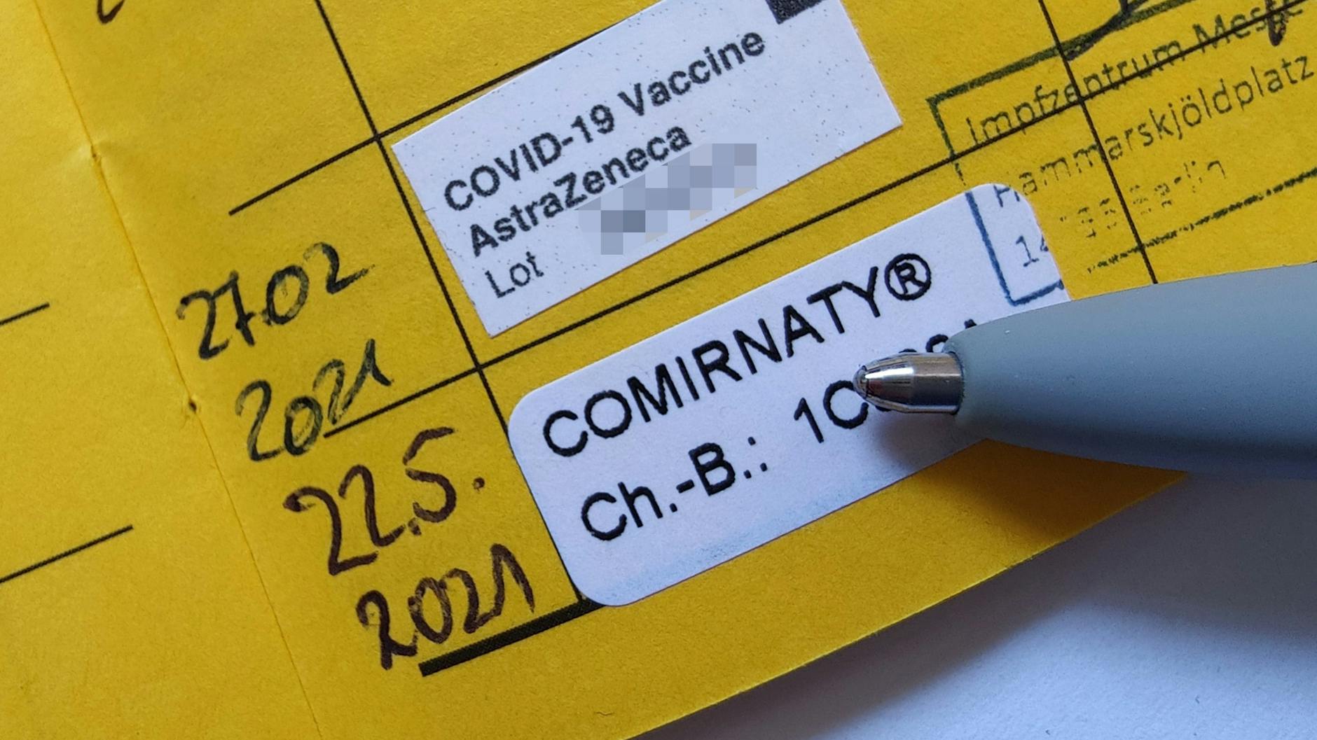 Derzeit sehr begehrt: Impfpässe mit eingetragenem Corona-Impfnachweis (Symbolbild). 