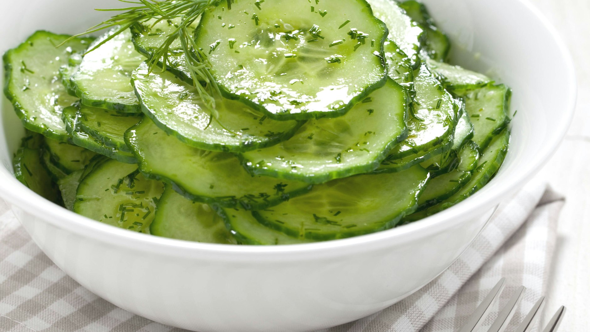 Gurkensalat mit Dill und einer leichten Marinade ist, gut gekühlt, im Sommer ein Genuss!