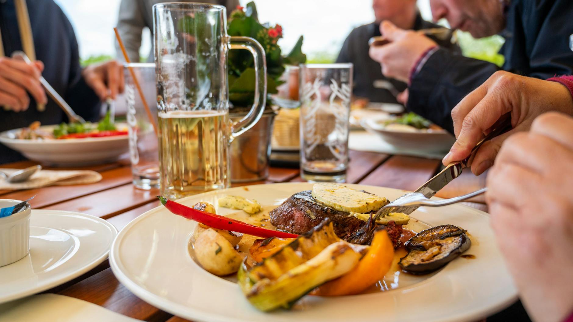 Potsdam: Gäste essen in einem Restaurant auf dem Pfingstberg. 