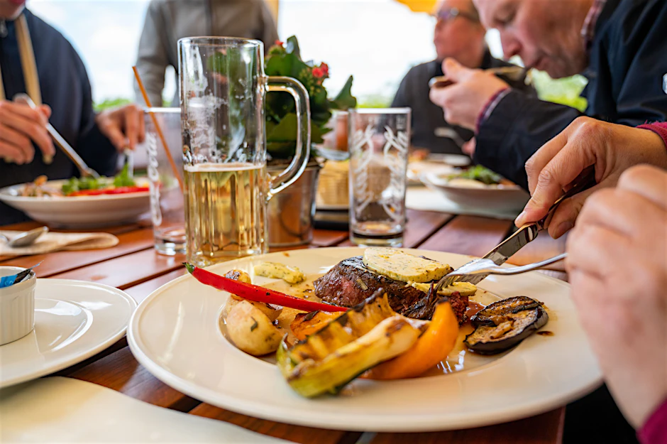 Potsdam: Gäste essen in einem Restaurant auf dem Pfingstberg.&nbsp;