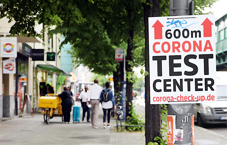 Auf der Schönhauser Allee in Prenzlauer Berg weisen Schilder auf ein Corona-Testzentrum hin. Es gibt inzwischen 1524 Teststellen insgesamt in der Stadt. Der Berliner Zeitung liegen dazu exklusive Zahlen vor.