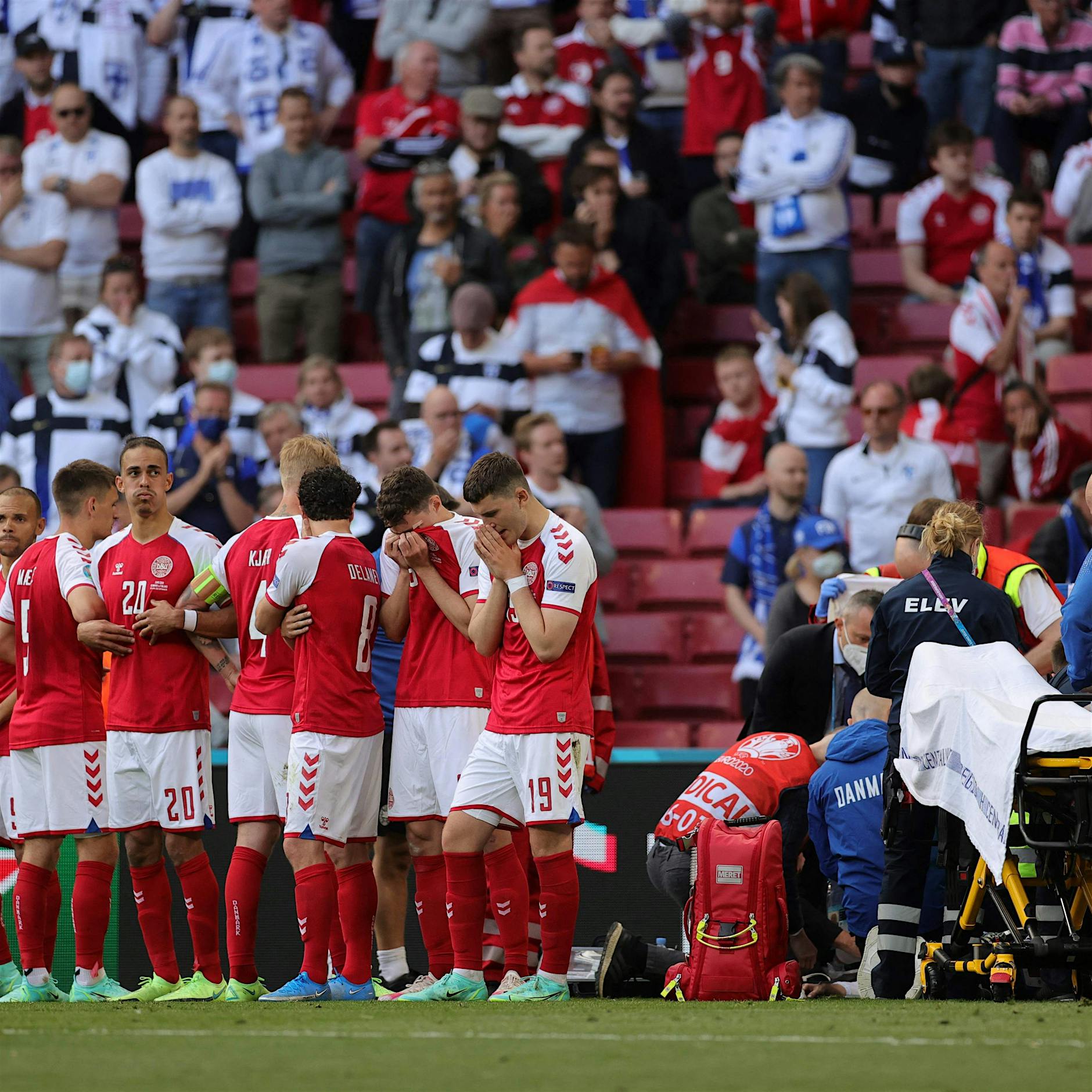 Schock bei EM-Spiel: Eriksen nach Wiederbelebungsversuchen vom Platz getragen