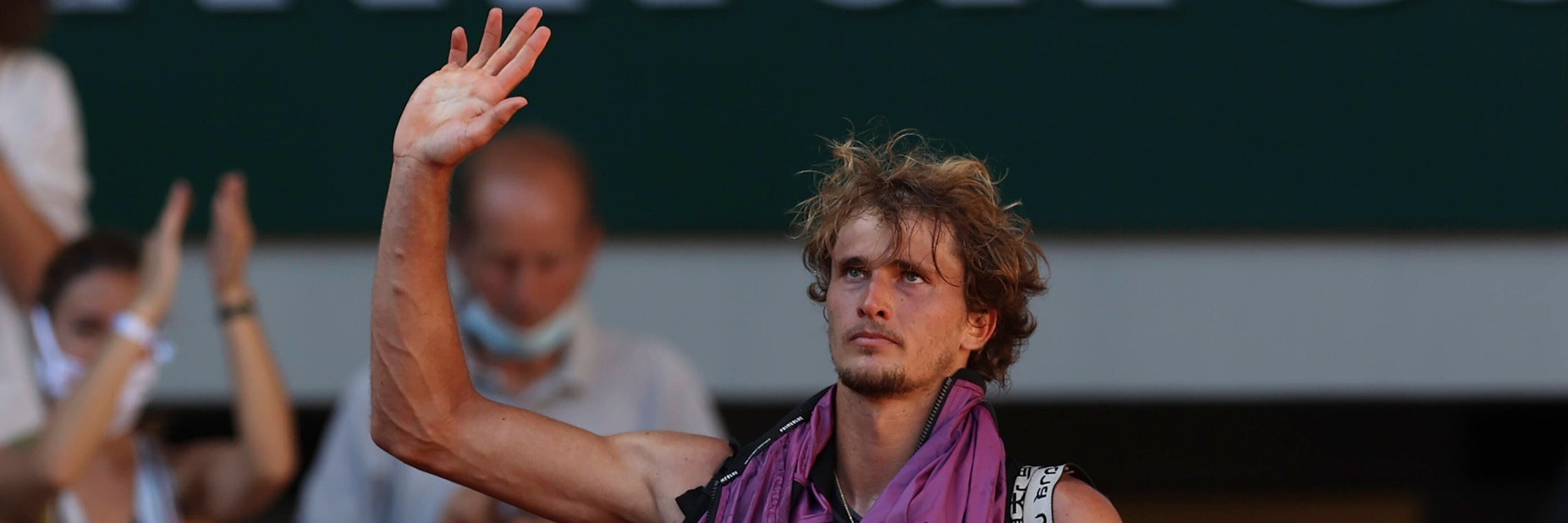 Und ein letztes Mal winken... Alexander Zverev schiebt Frust nach dem Halbfinal-Aus. 