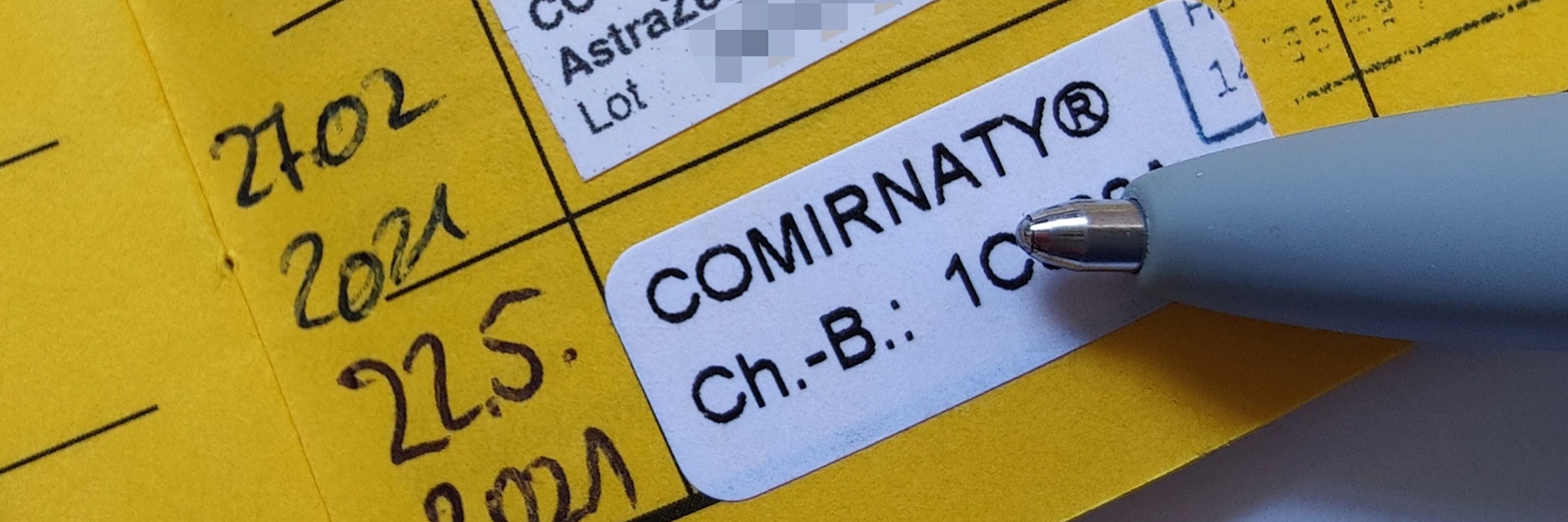 Derzeit sehr begehrt: Impfpässe mit eingezeichnetem Corona-Bescheid. Eine Ärztin soll sie in der „Arena“ in Berlin-Treptow einfach so ausgefüllt haben.