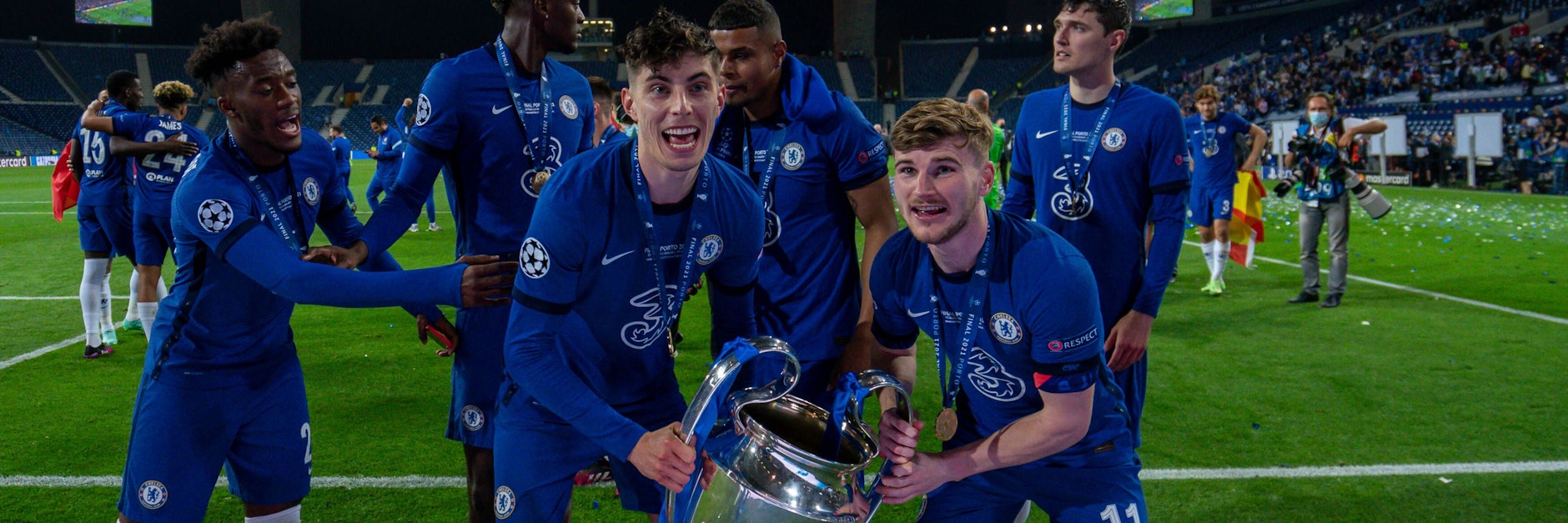 Timo Werner (r.) möchte nun auch den Henry-Dalauny stemmen wie vor wenigen Tagen den Henkelpott zusammen mit Kai Havertz. 