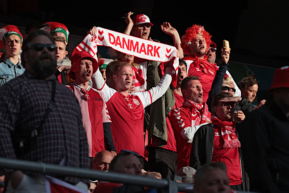 Die Fans im Stadion, auch die 5000 Finnen, riefen immer wieder Eriksens Namen, minutenlang im Wechselgesang.