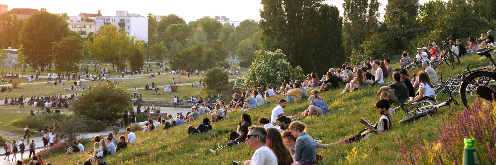 Anfänglich genossen viele Berliner noch den Abend im Mauerpark, doch später feierten hier rund 1500 Menschen.