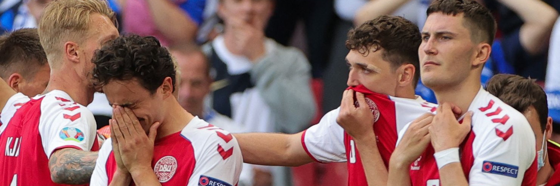 Die dänischen Spieler können die Situation kaum begreifen.