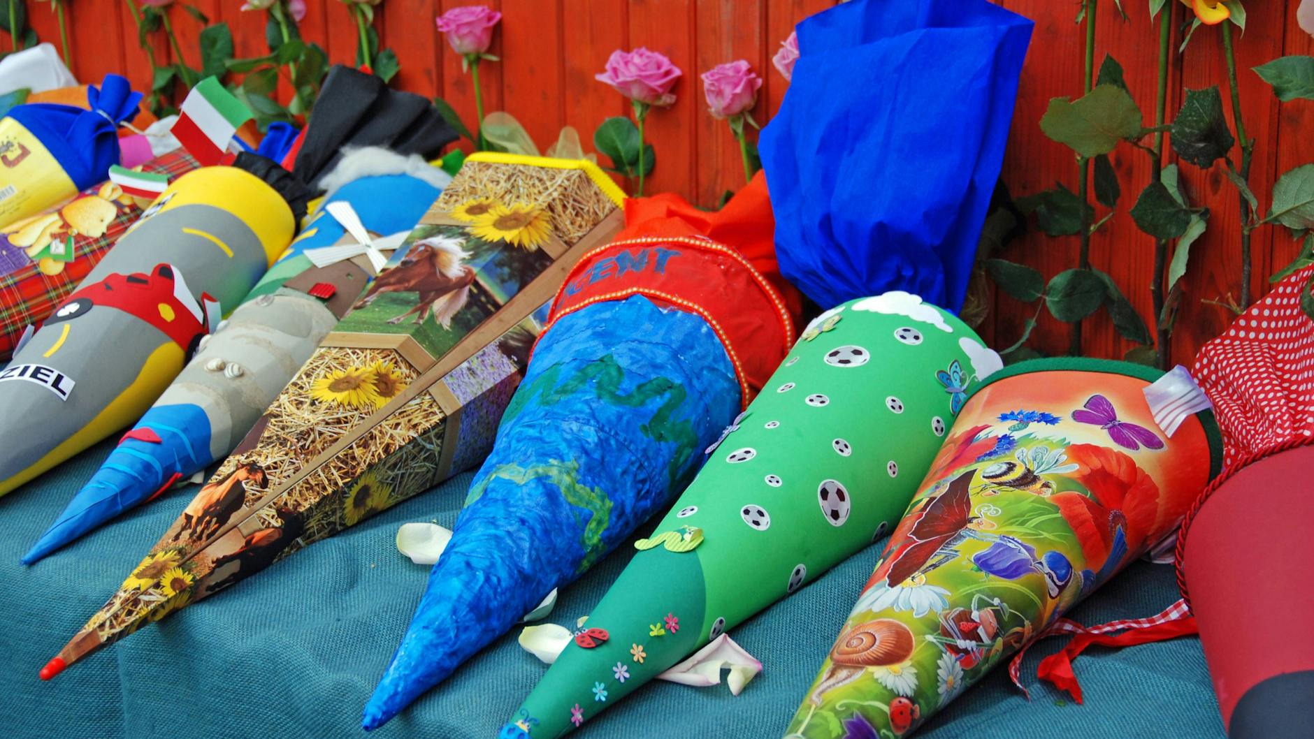 Zuckertüten liegen zur Einschulung in einer Schule (Archivbild).