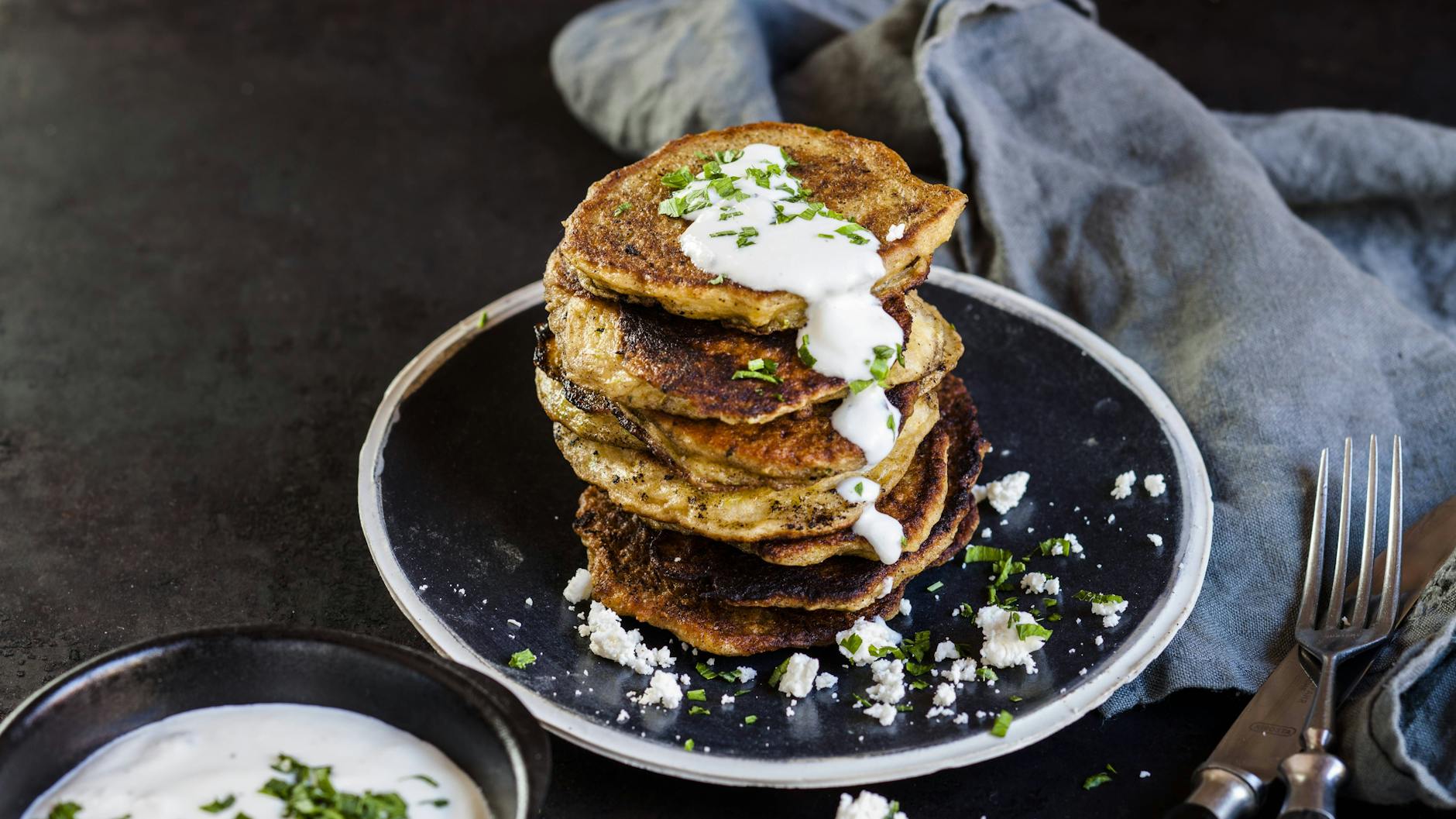 Zucchinipuffer mit Joghurtdip sind sommerlich-leicht - und ganz einfach zuzubereiten.