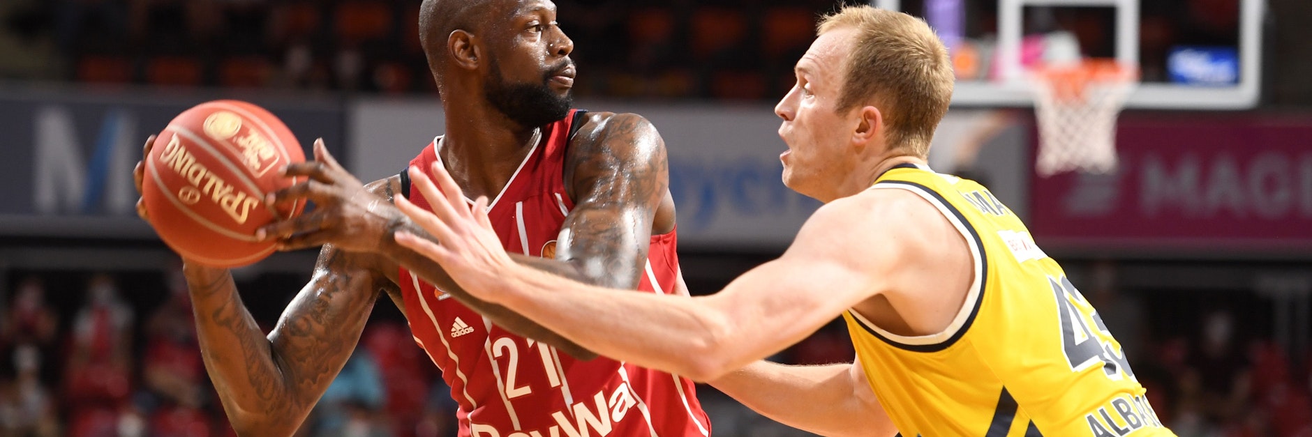 Albas Luke Sikma (r.) stellt sich Bayerns James Gist fast unüberwindbar in den Weg.