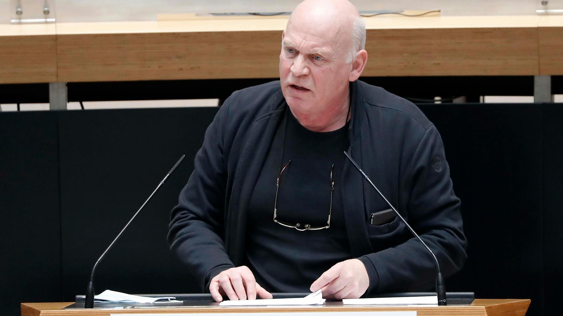 Wolfgang Albers (Linke) ist für eine Aufhebung der Maskenpflicht.