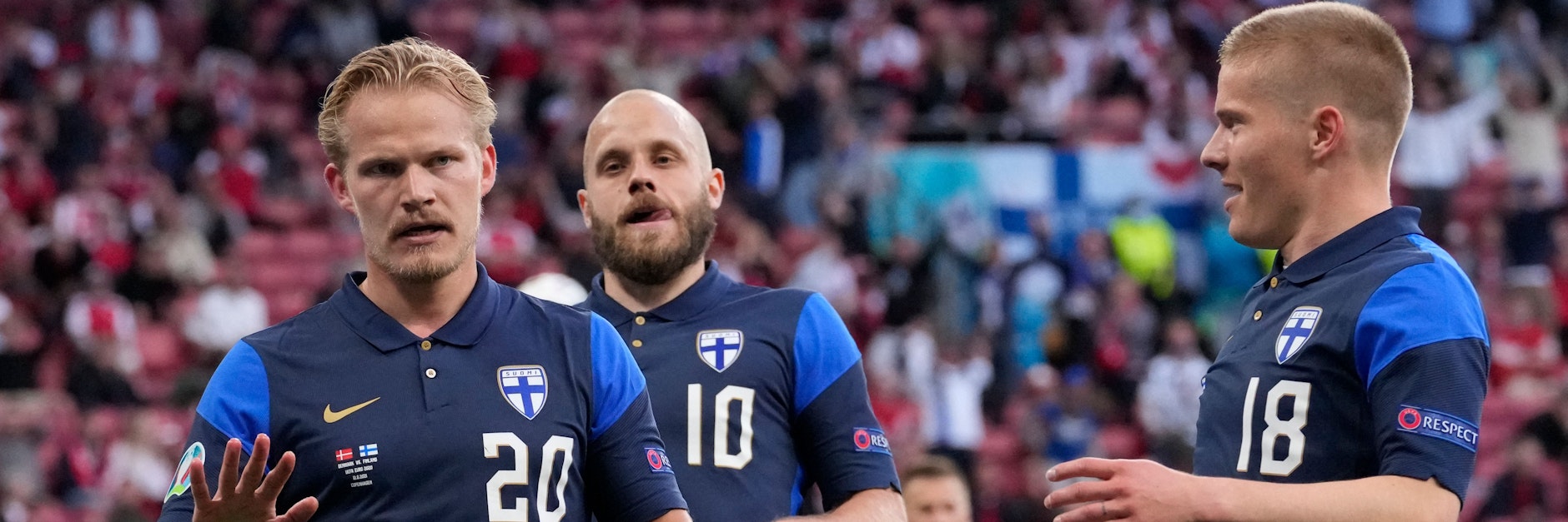 Zurückhaltende Geste: Finnlands Joel Pohjanpalo (l.) will sich nach seinem Tor gegen Dänemark von den Teamkollegen nicht abfeiern lassen.