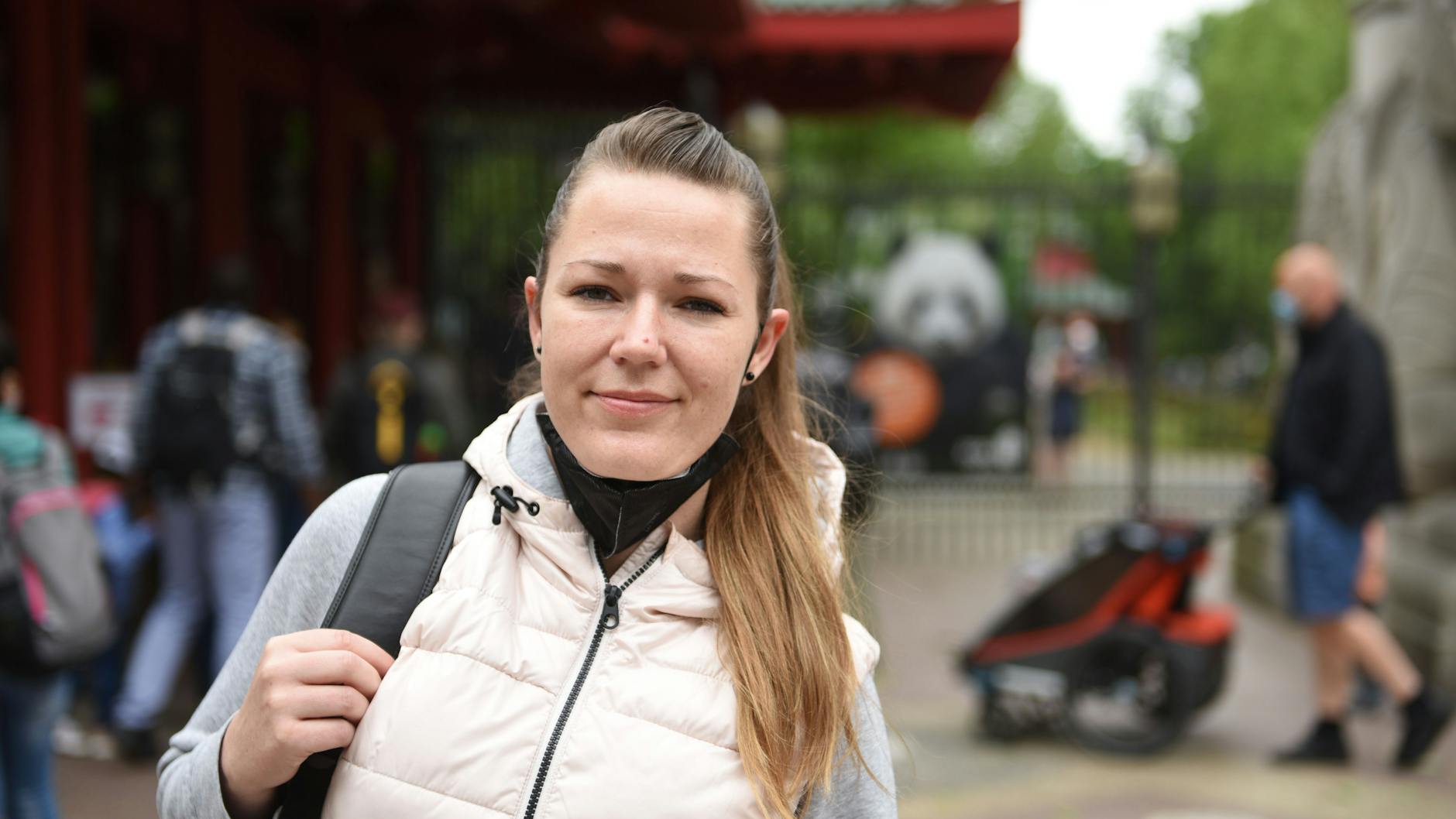 Carmen Bergner (35) aus Neukölln freut sich, wenn sie wieder ohne Maske durch den Zoo gehen könnte: „In öffentlichen Bereichen sind an der frischen Luft die Masken nicht mehr notwendig. In geschlossenen Räumen sollte die Pflicht aber weiter beibehalten werden.“<br>