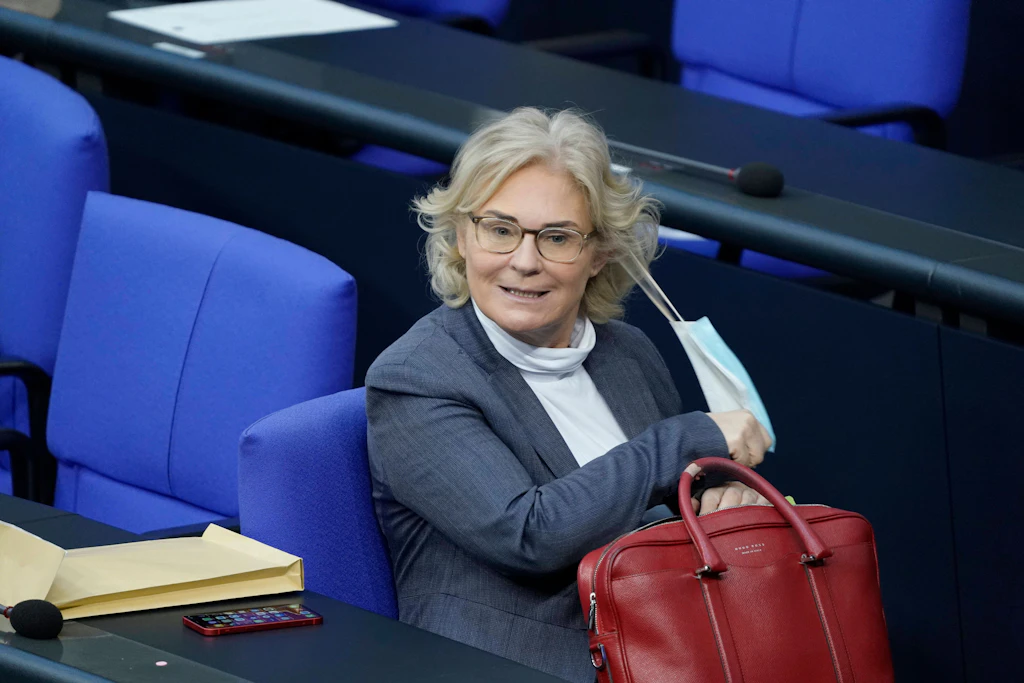 Lambrecht: Verhältnismäßigkeit der Maskenpflicht prüfen