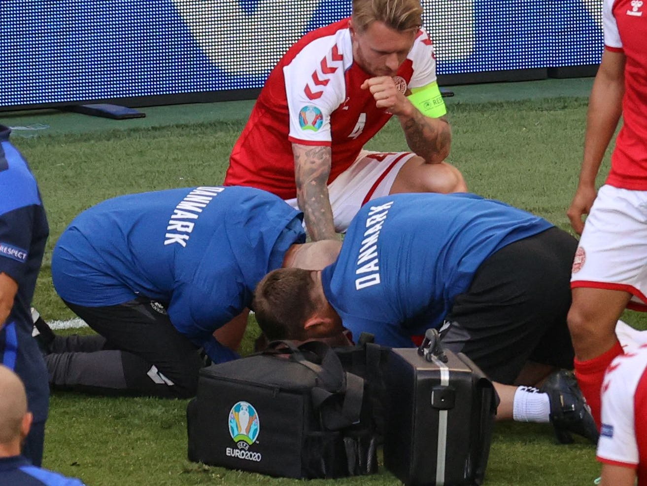 Die erste Hilfe bekomme Christian Eriksen von seinem Freund Simon Kjaer. 