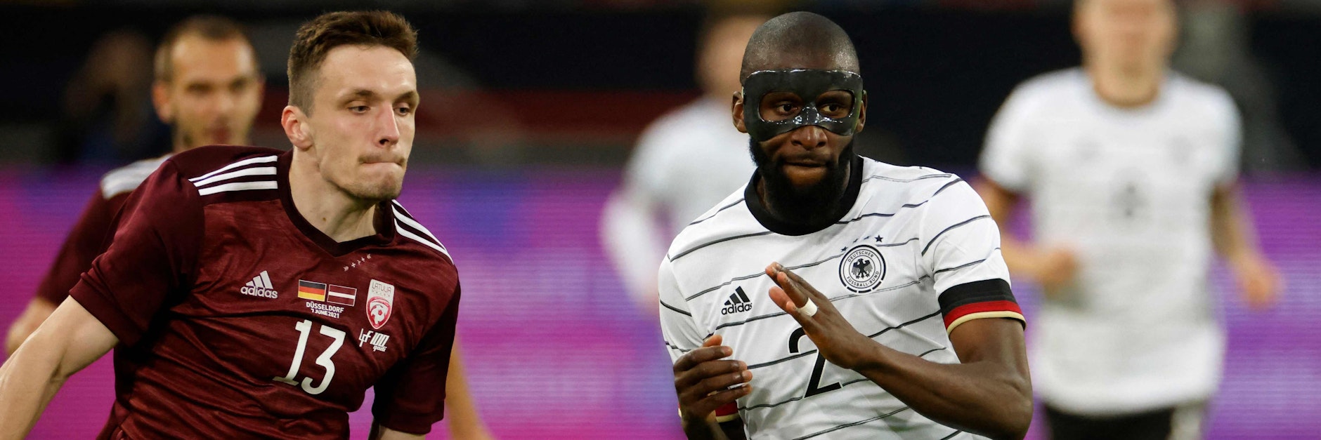 Antonio Rüdiger (r.) zeigt im Zweikampf klare Kante wie hier gegen Lettlands&nbsp; Raivis Jurkovskis.&nbsp;