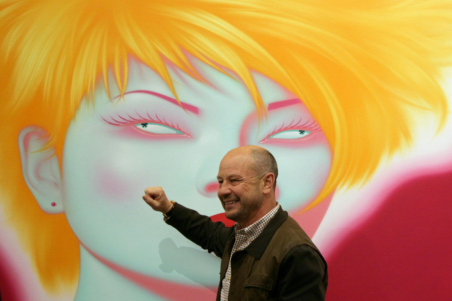 Thomas Olbricht in seinem Museum vor einem Frauenporträt des Chinesen Feng Zhengjie