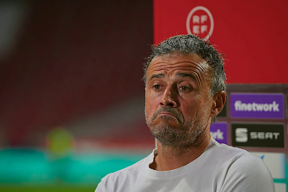 Die Miene von Spaniens Nationaltrainer dürfte sich nach den jüngsten Meldungen rund um sein Team wieder aufgehellt haben. Gegen Schweden möchte er wieder sportliche Schlagzeilen schreiben.
