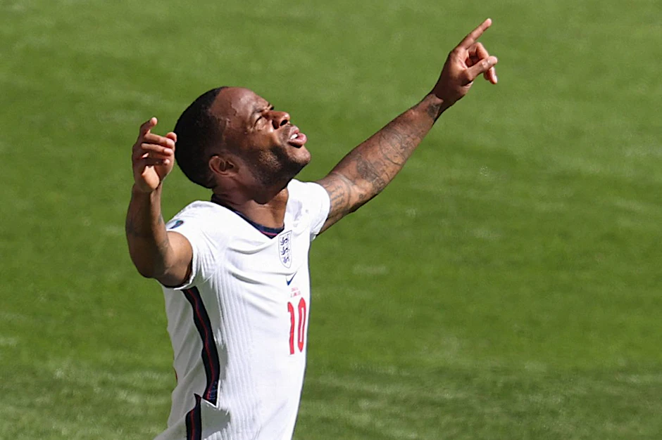 Raheem Sterling feiert seinen Treffer zum 1:0.