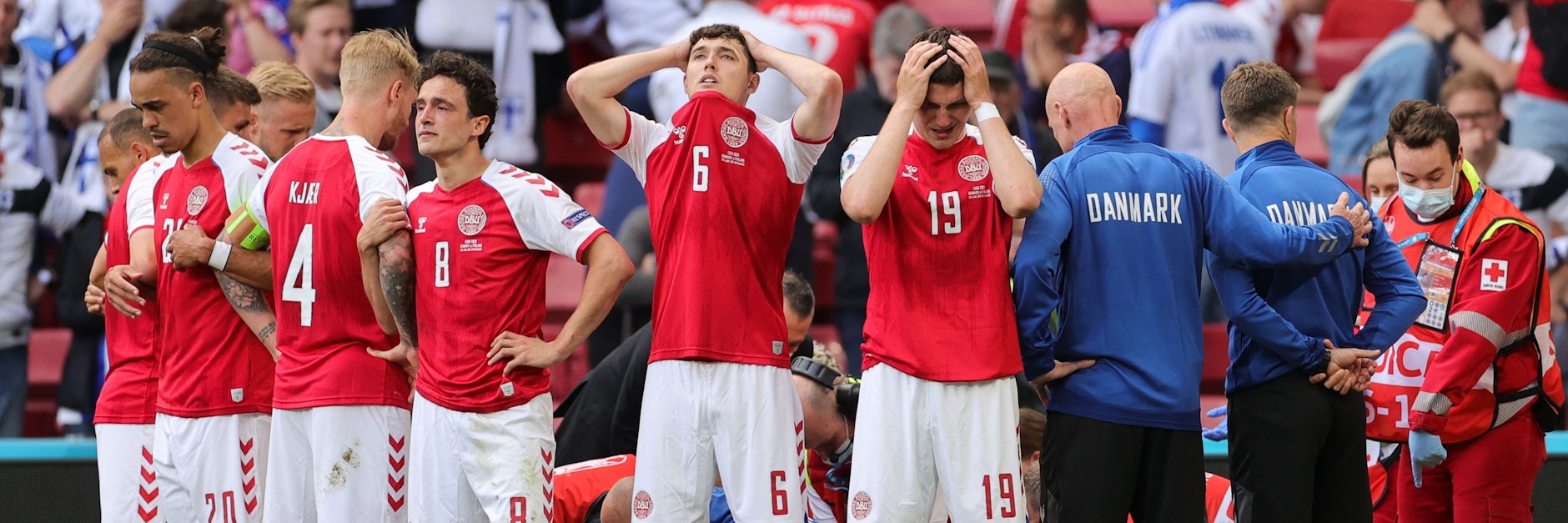 Die dänischen Spieler sind sichtlich geschockt, als ihr Kollege wiederbelebt werden muss.&nbsp;&nbsp;