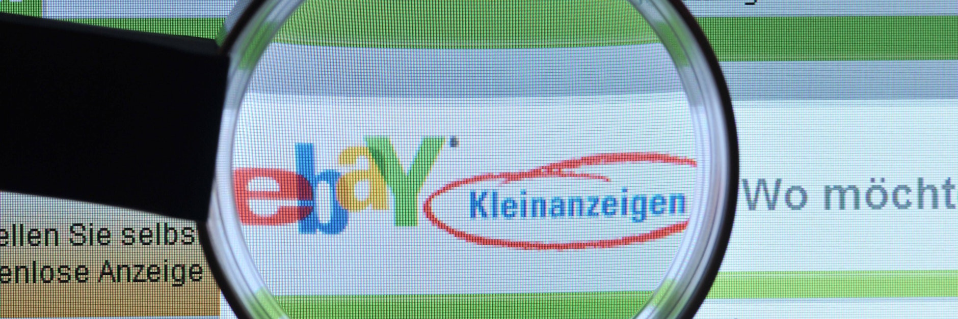 ebay Kleinanzeigen - Website unter einer Lupe