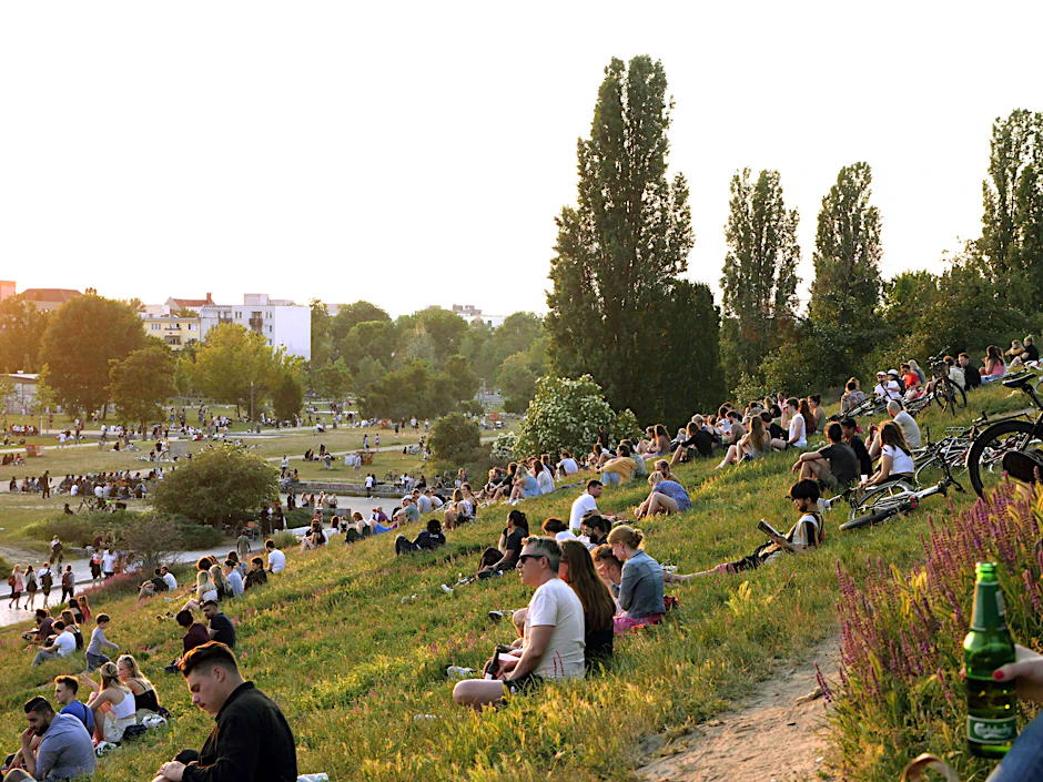 Die Inzidenz sinkt, Corona-Lockerungen sind in Kraft getreten: Viele Berliner genießen die neue Freiheit und sitzen wieder in den Parks.