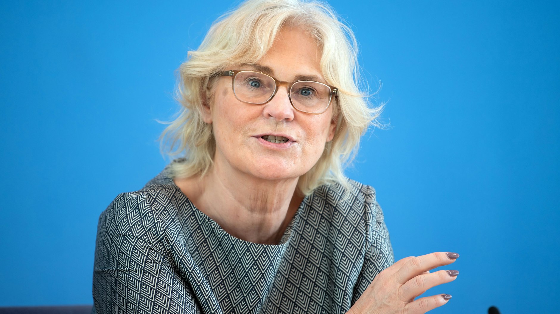 Justiz- und Familienministerin Christine Lambrecht (SPD) pocht darauf, dass die Länder den Sinn der Maskenpflicht prüfen.