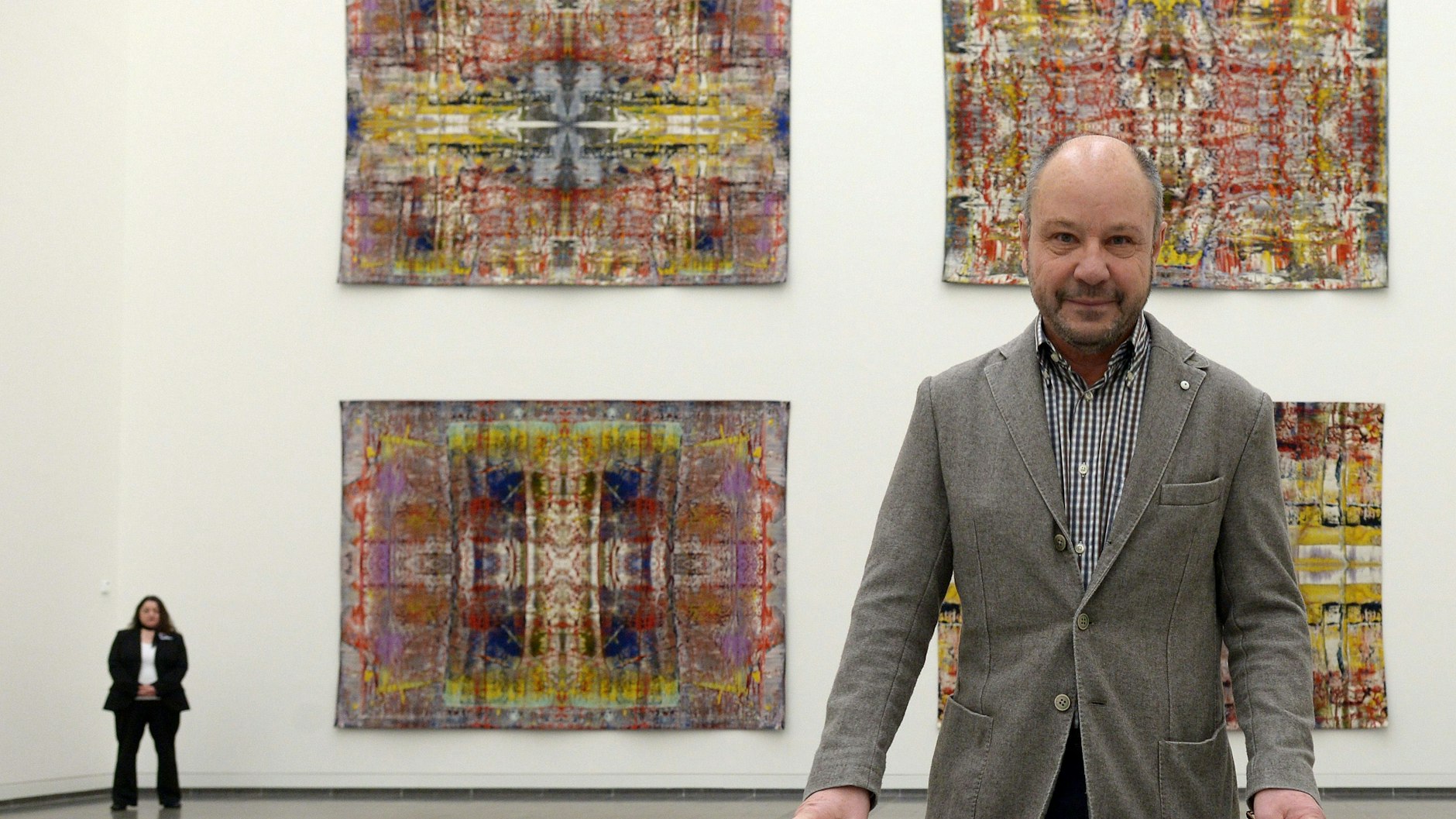 Kunstsammler Thomas Olbricht vor den Gewebten Jacquard-Wandteppichen Musa (Archivfoto)