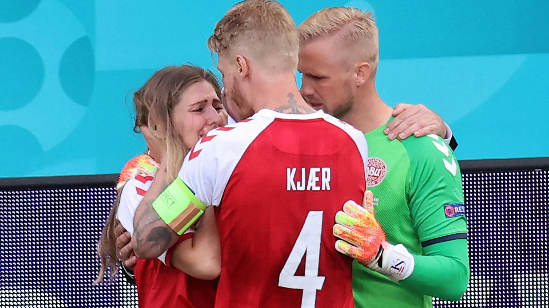 Simon Kjaer und Kasper Schmeichel trösten Sabrina Kvist Jensen, die Freundin von Christian Eriksen.