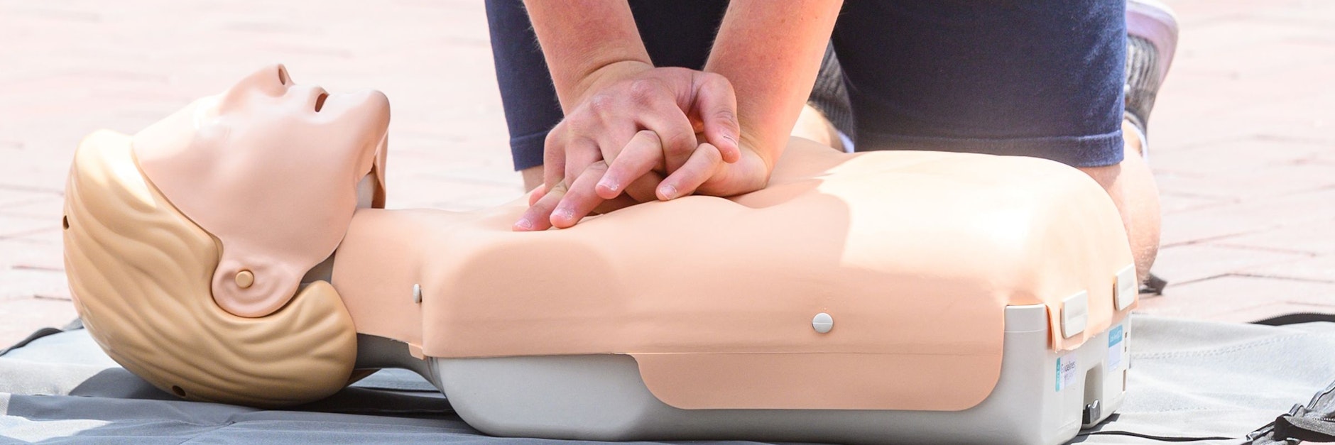 Ersthelfer sollten sich im Fall eines Herzstillstands auf die Herzdruckmassage konzentrieren, raten Experten. 