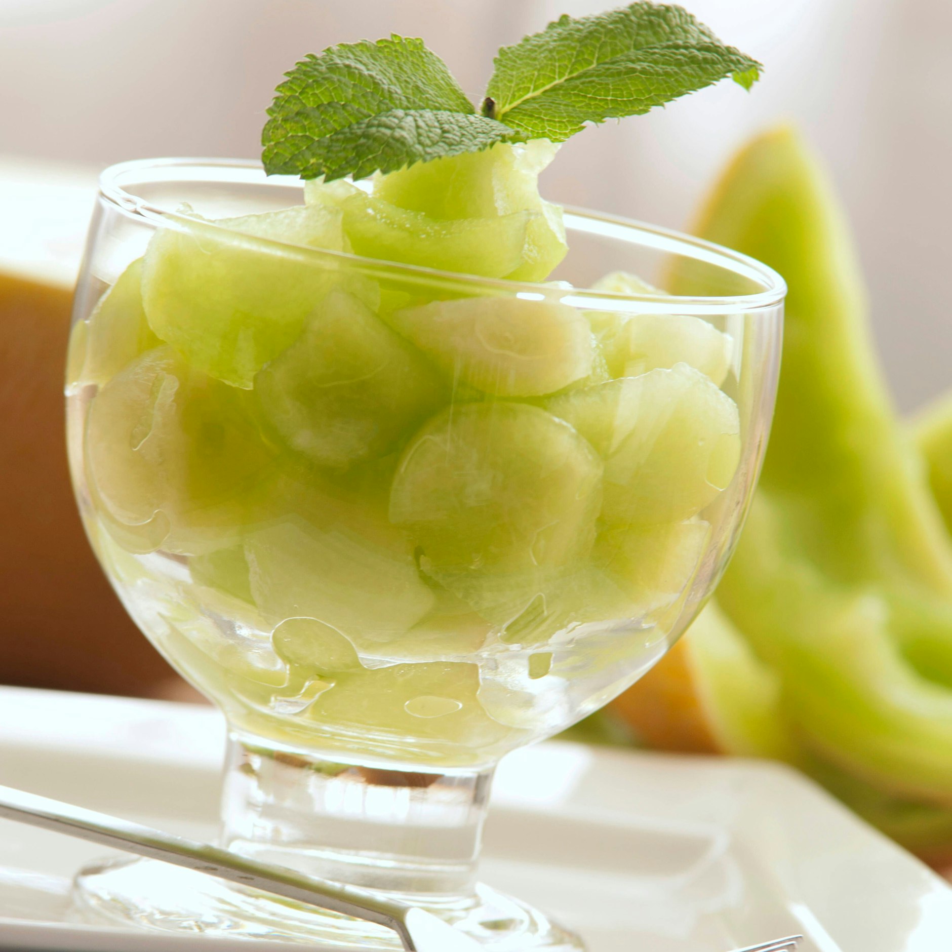 Das Honigmelonen-Dessert kann man auf einem Teller oder wie hier im Glas anrichten.