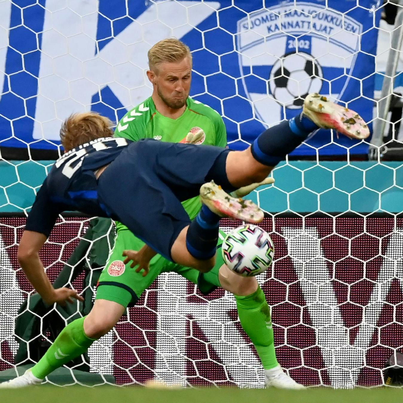 Unions finnischer Stürmer Joel Pohjanpalo setzt den siegbringenden Kopfball, der Dänemarks Keeper Kasper Schmeichel durch die Hände gleiten wird.