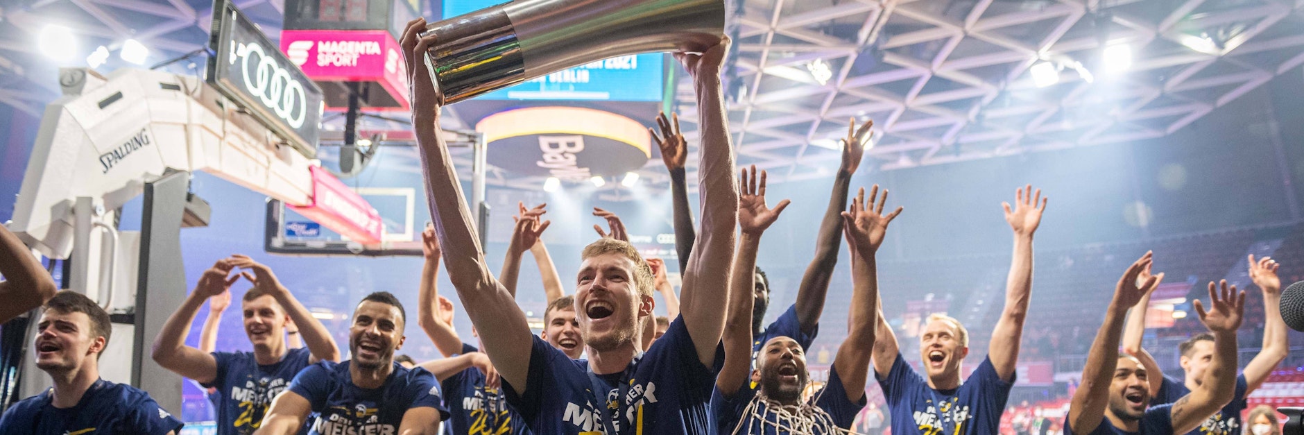 Kapitän Niels Giffey stemmt den Meisterpokal, ganz Alba feiert in München mit.