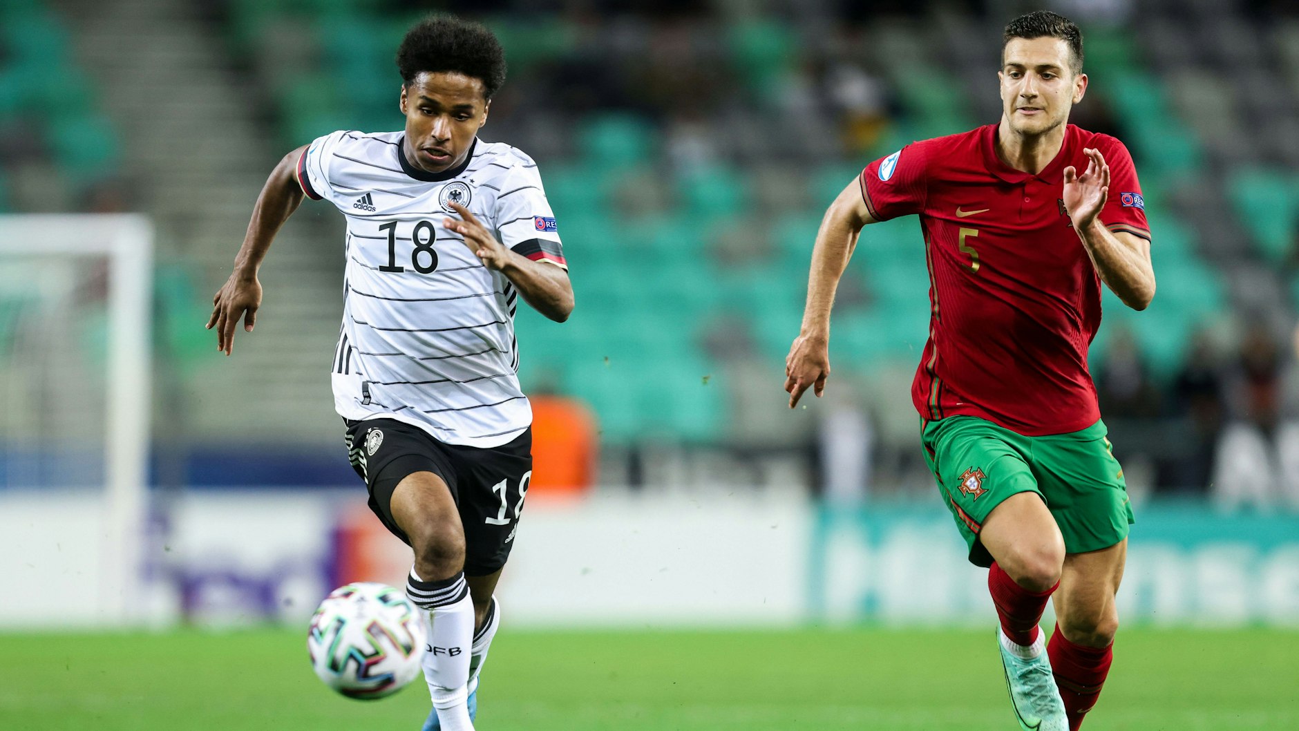 Portugals Nachrücker Diogo Dalot (r.) hat keine guten Erinnerungen an Deutschland, verlor erst vor einer Woche das U21-Finale gegen den DFB-Nachwuchs. 