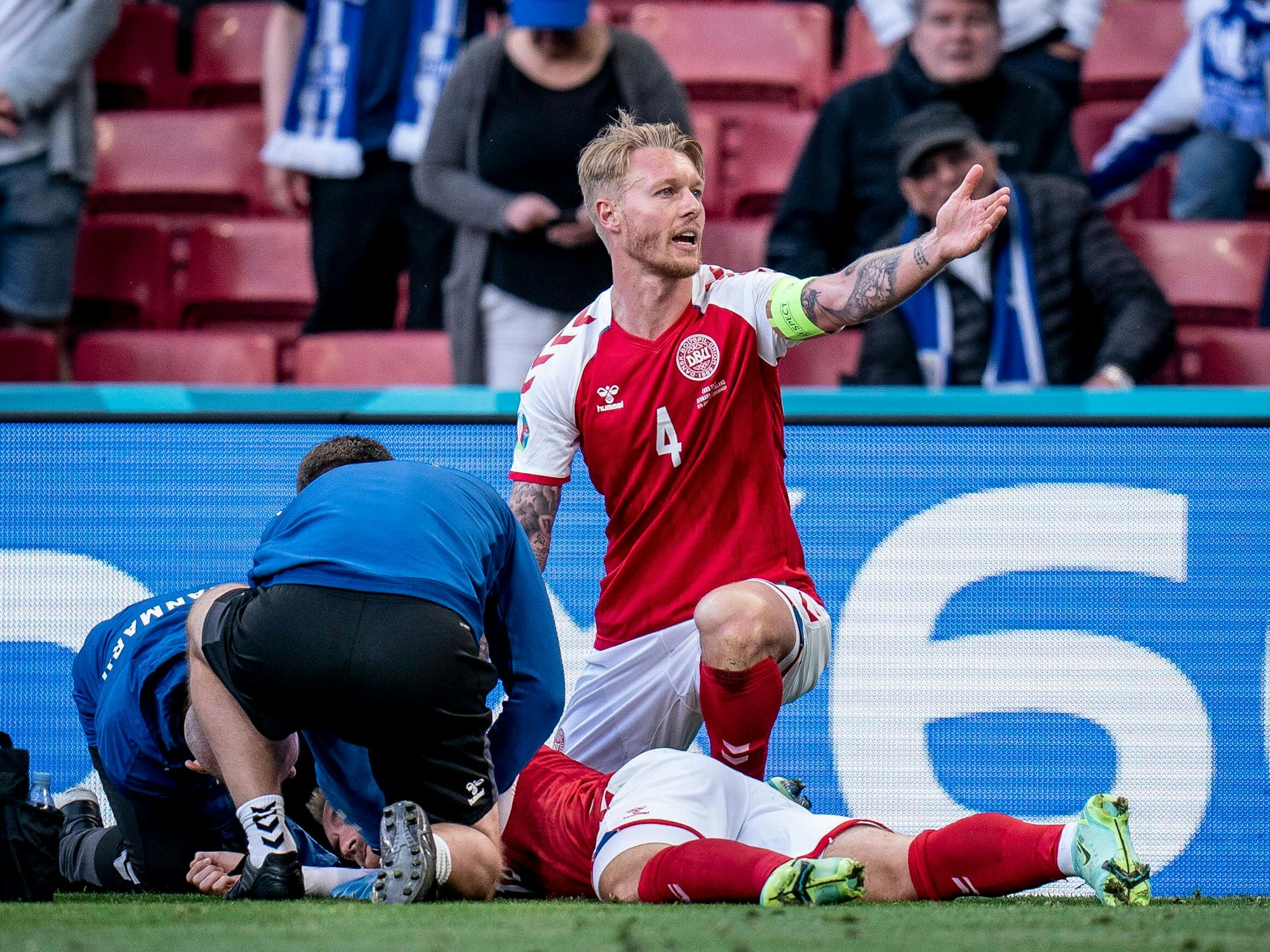 Simon Kjaer hilft und tröstet. In diesen Minuten wird er zum Helden.&nbsp;