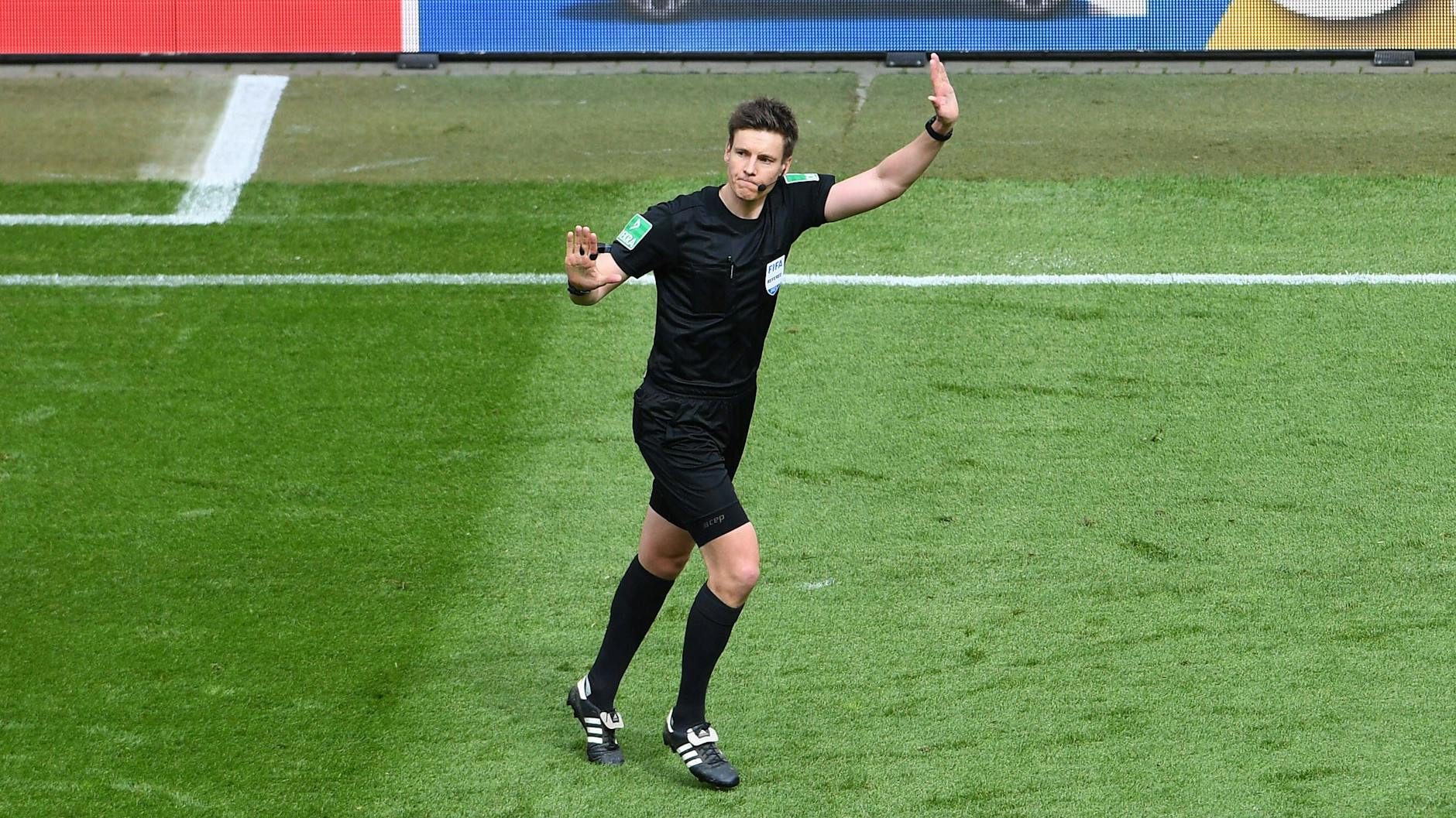 Berlins Daniel Siebert feiert am Montag seine EM-Premiere, pfeift das Spiel zwischen Schottland und Tschechien in Glasgow.