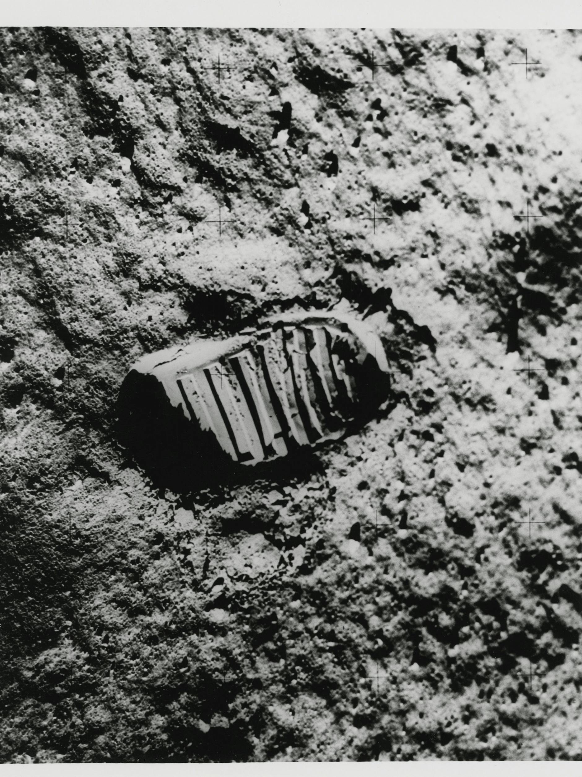 Auch dieser Mond-Fußabdruck, 1969 fotografiert von Astronaut Buzz Aldrin, kommt unter den Hammer.
