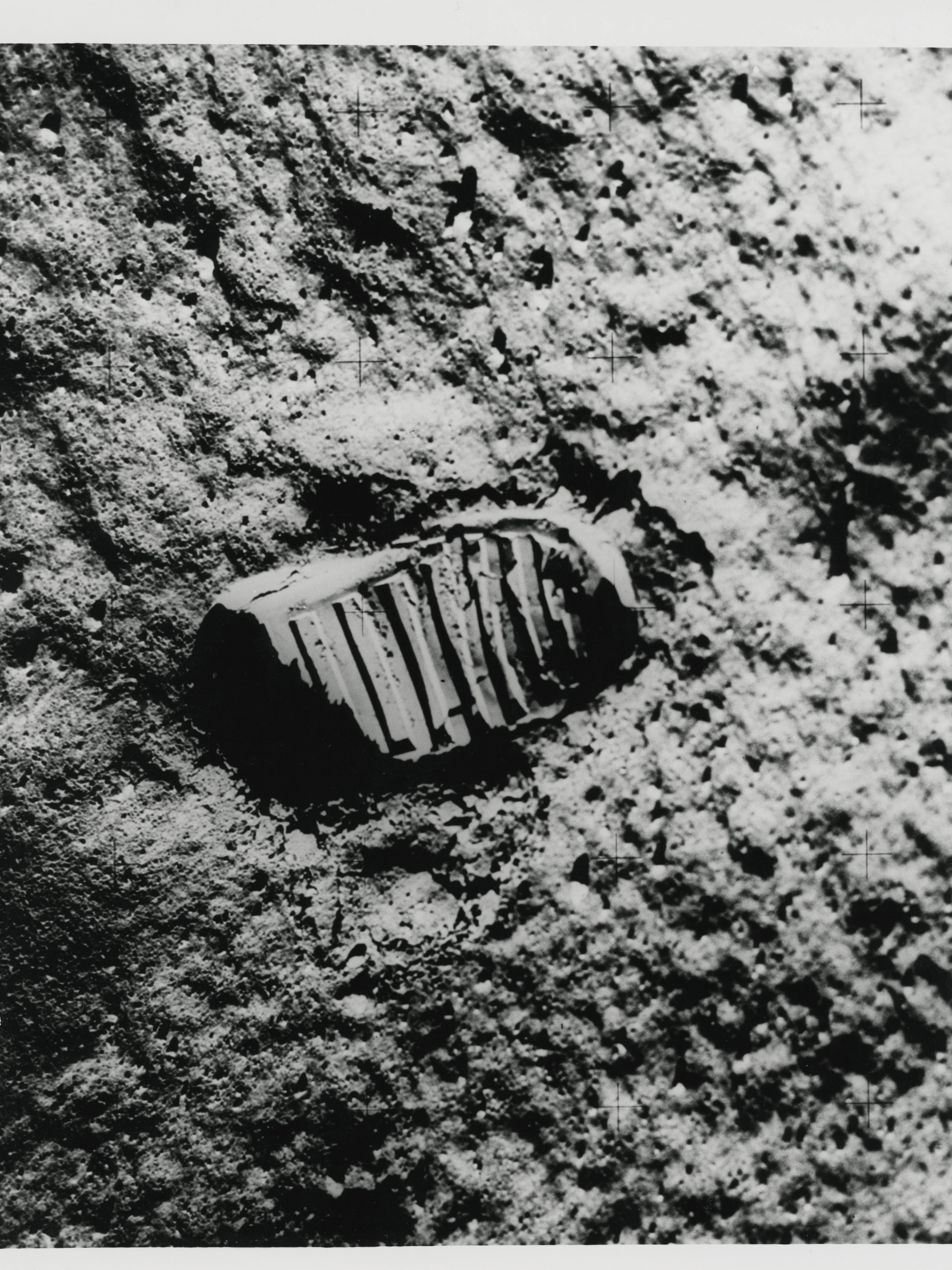 Auch dieser Mond-Fußabdruck, 1969 fotografiert von Astronaut Buzz Aldrin, kommt unter den Hammer.