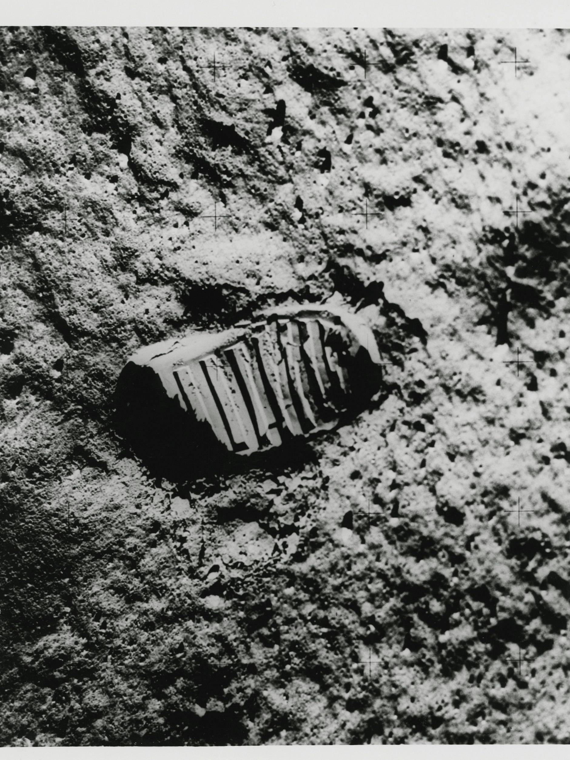 Auch dieser Mond-Fußabdruck, 1969 fotografiert von Astronaut Buzz Aldrin, kommt unter den Hammer.