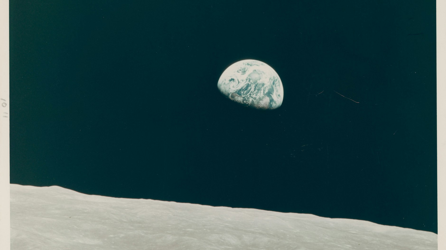 Das Foto „The first human-taken color photograph of Earthrise“ von William Anders aus dem Jahr 1968 zeigt die Erdkugel vom Weltall aus gesehen. Es gehört zu rund 370 Originalfotografien aus dem Weltraum, die online versteigert werden.