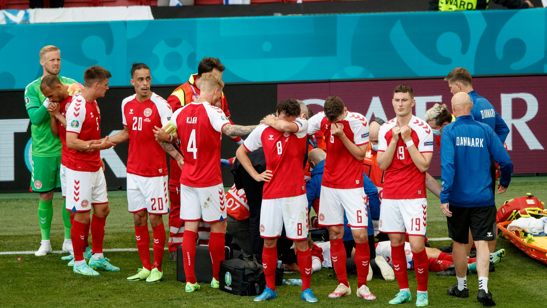 Die dänischen Spieler stellten sich um Eriksen herum auf, schirmten die Behandlung ab.&nbsp;