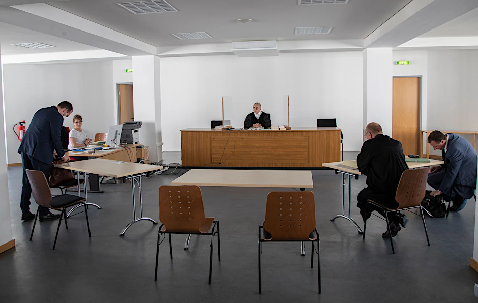 Am Montagmorgen im Arbeitsgericht: Richter Frank Schmitt sitzt dem Prozess vor, der Kläger erschien nicht vor Gericht.