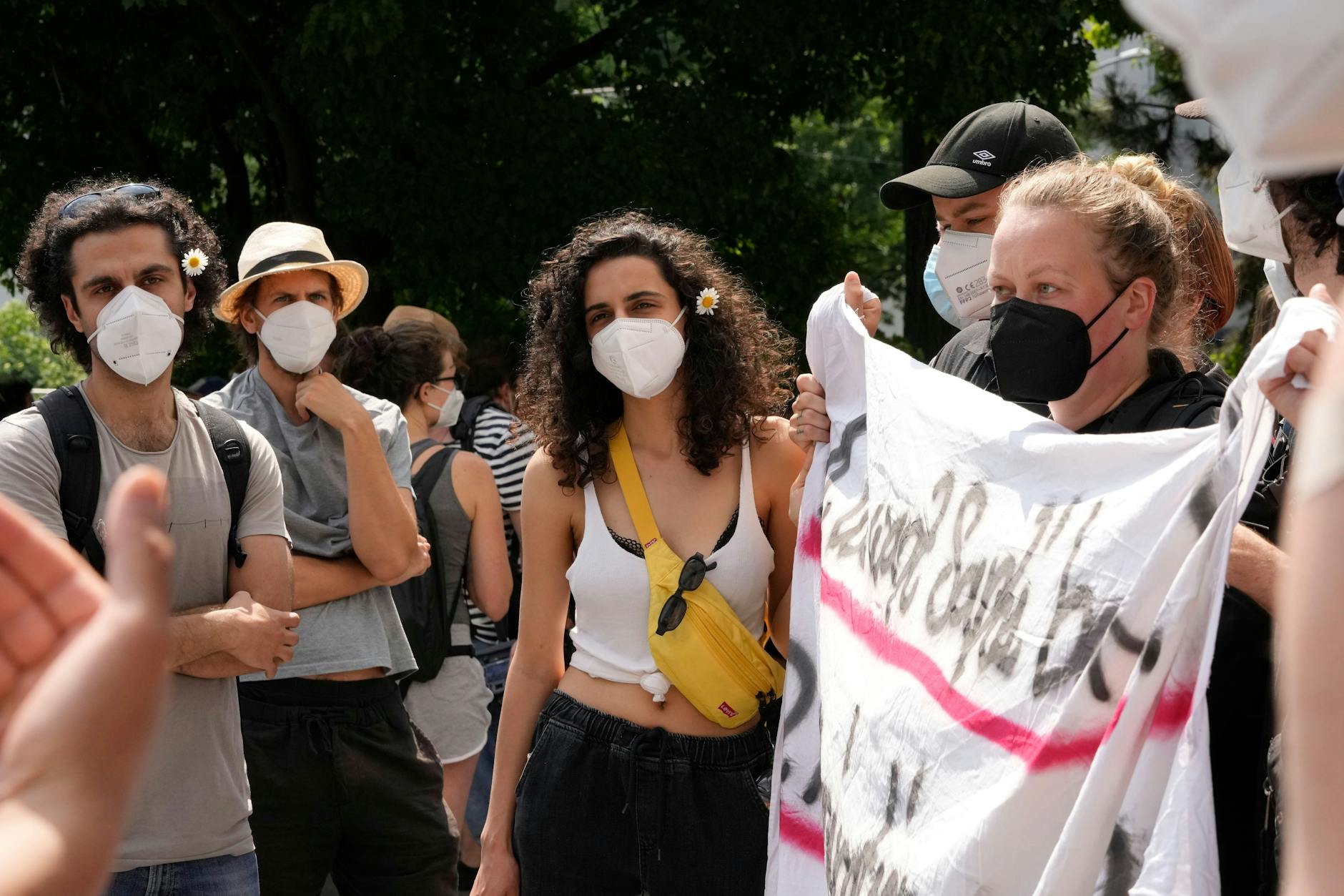 Gorillas-Mitarbeiter bei einer Protestkundgebung. Die Angestellten setzen sich für ihren entlassenen Kollegen Santiago ein – und prangern die Arbeitsbedingungen beim Liefer-Riesen an.