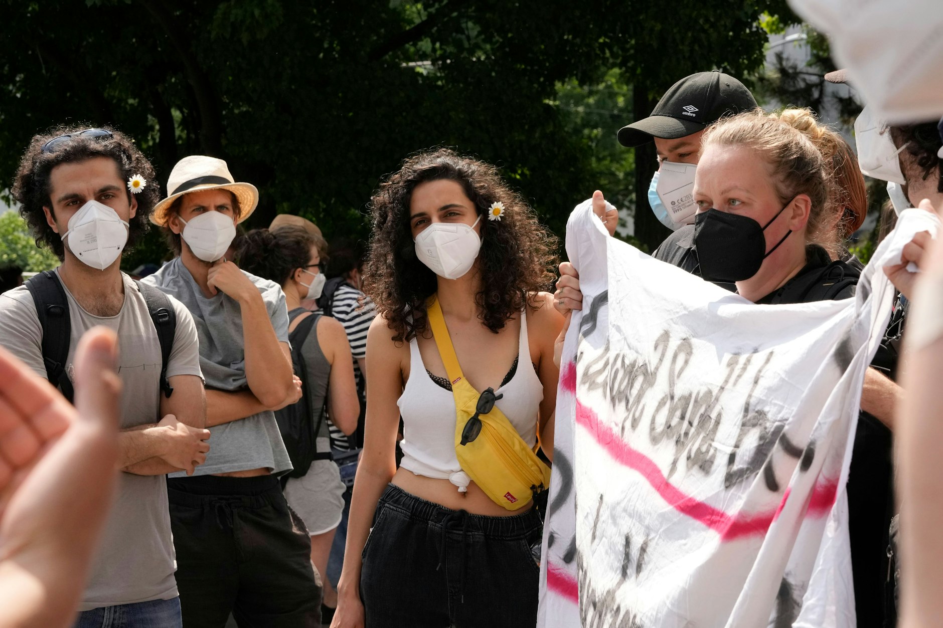 Gorillas-Mitarbeiter bei einer Protestkundgebung. Die Angestellten setzen sich für ihren entlassenen Kollegen Santiago ein – und prangern die Arbeitsbedingungen beim Liefer-Riesen an.