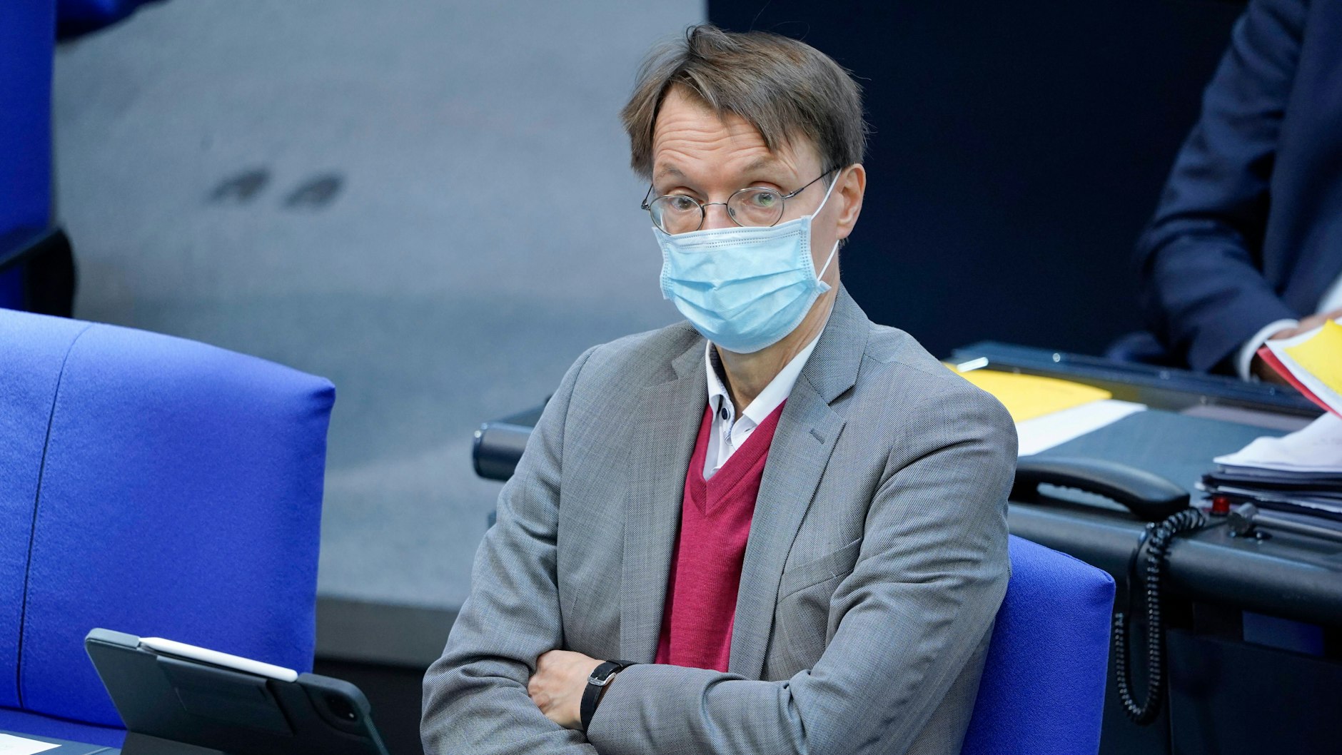 Der Gesundheitsexperte der SPD Karl Lauterbach spricht sich für eine Lockerung der Maskenpflicht aus.