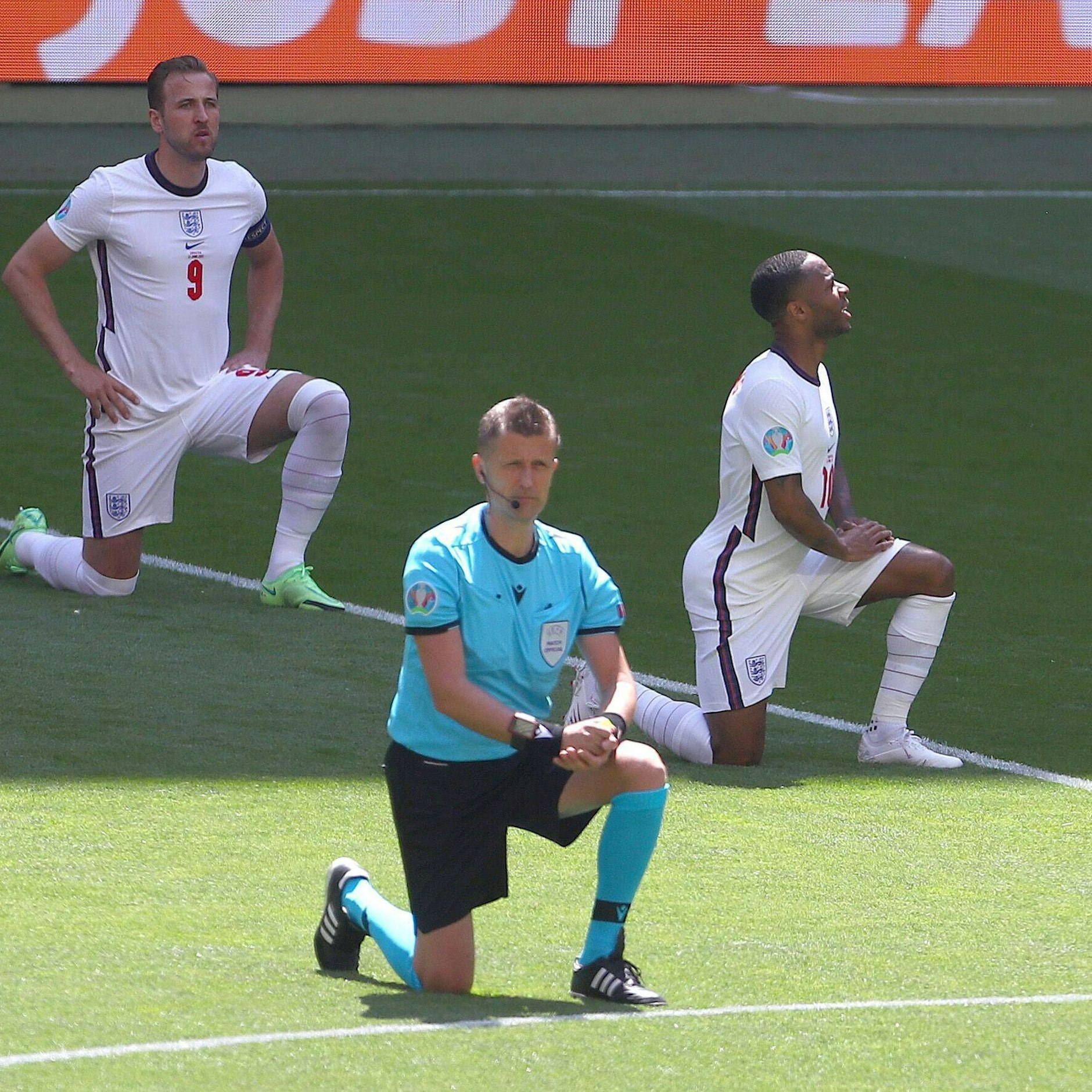 Englands Spieler und auch Schiedsrichter Daniele Orsato (Italien) setzten ein Zeichen gegen den Rassismus.